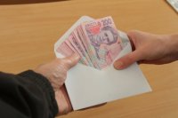 Каждый третий украинец получает зарплату «в конверте»