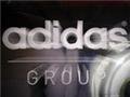 Чистая прибыль Adidas сократилась в 15 раз