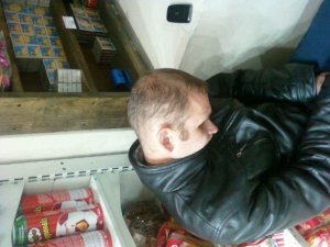 Охранник Виртуса по адресу ул.Базарная 32 Панасюк Олег совсем оборзел,спит прямо в торговом зале во время смены!!!